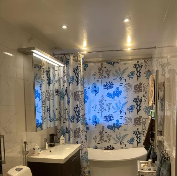 Badrum med beslysning i taket